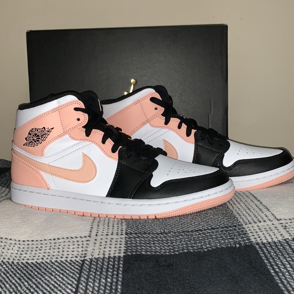 Air Jordan 1 Mid Sneakers Size: 8.5M *New in Box* - Picture 2 of 10